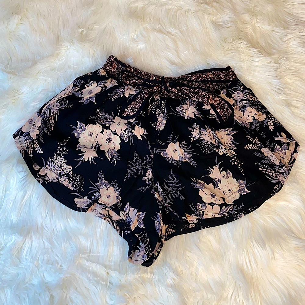 Angie size medium flowy floral high waisted tie summer shorts
